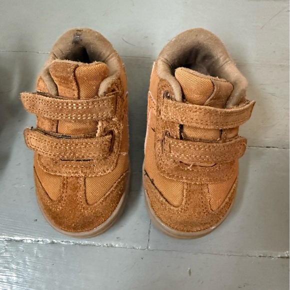 Cat and Jack shoe bundle Sz 5 - Picture 2 of 7